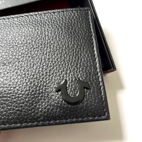 True Religion Black Leather L-Fold Wallet RFID Boxed Logo Metal Plaque NWT - Picture 3 of 7
